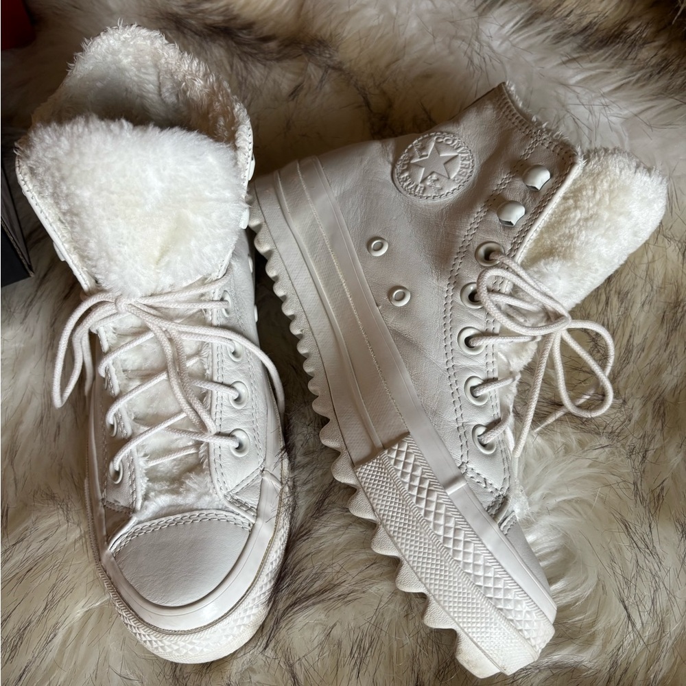 💋Converse Vintage White High-Top Sneakers with Plush Lining😎